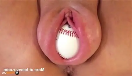Boule de baseball dans la chatte