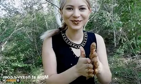 La fille russe mange sa merde dans la forêt