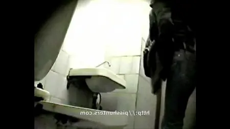 Caméra cachée dans les toilettes pour femmes