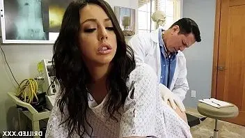 Le médecin a organisé une brune de masturbation anale