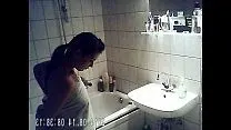 J'ai tiré une nièce dans une salle de bain sur une caméra cachée